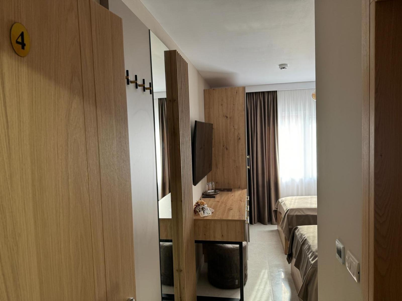 Pensiune Restaurant Pizzerie 2 Pauni Borsa  Ngoại thất bức ảnh