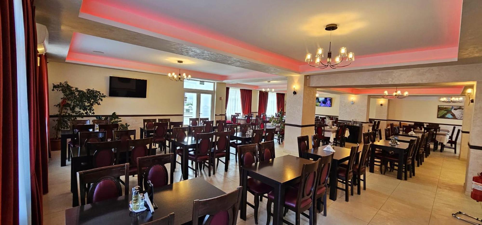 Pensiune Restaurant Pizzerie 2 Pauni Borsa  Ngoại thất bức ảnh