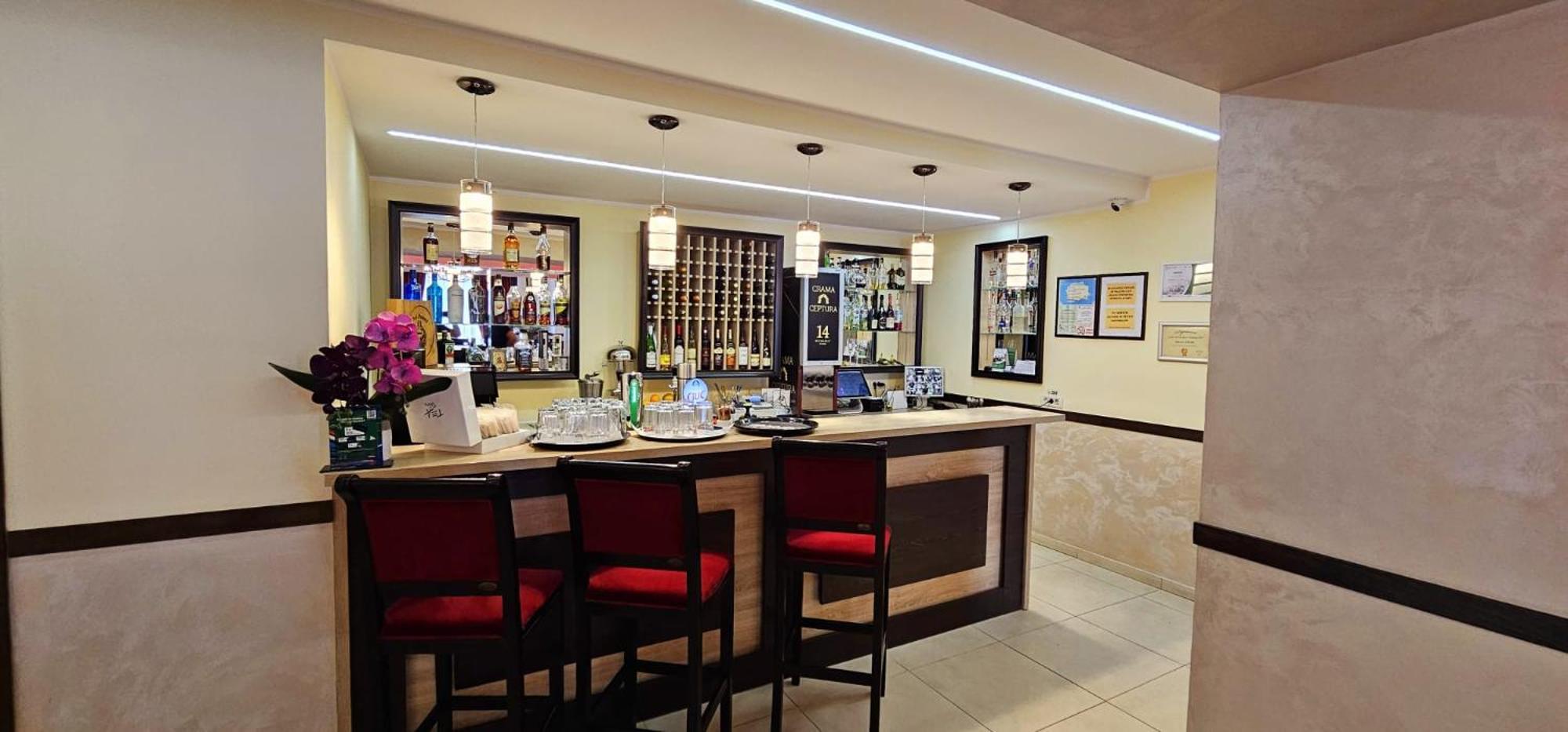 Pensiune Restaurant Pizzerie 2 Pauni Borsa  Ngoại thất bức ảnh