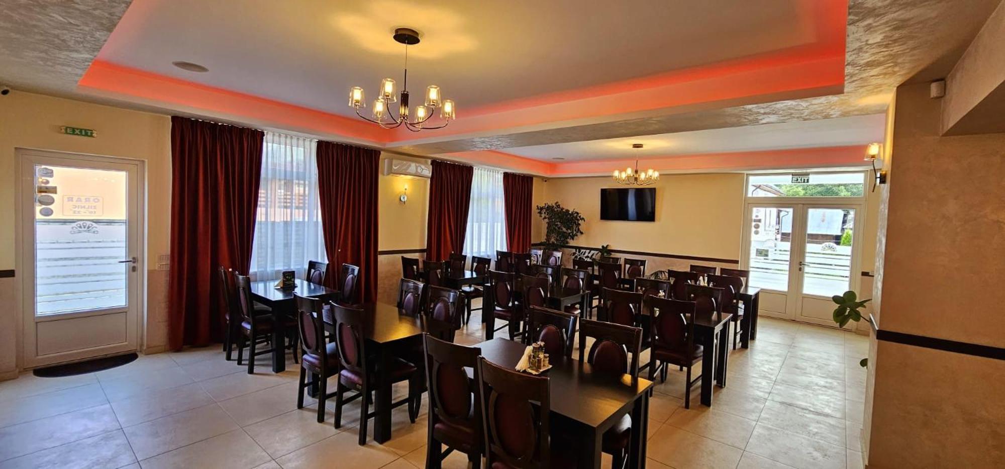 Pensiune Restaurant Pizzerie 2 Pauni Borsa  Ngoại thất bức ảnh