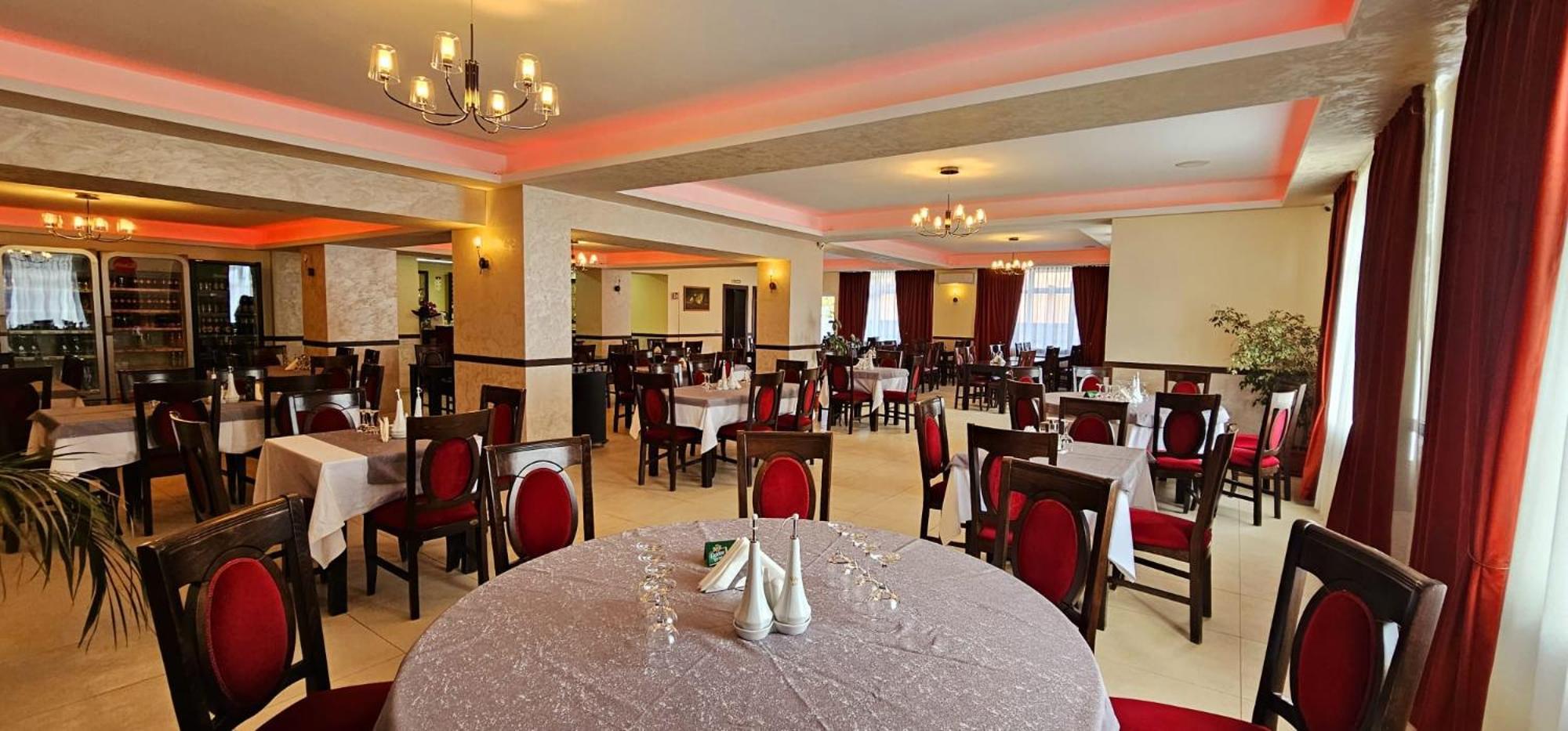 Pensiune Restaurant Pizzerie 2 Pauni Borsa  Ngoại thất bức ảnh
